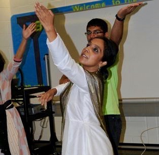 Photo of Diditi Mitra conducting a lecture-demonstration on Kathak atStartalk's Hindi-Urdu Program, New Jersey